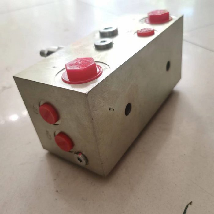 20460884_20580794_1197311316_1987AN0215_1197311315 (6) Spreader Balance Valve Block 923543.0066